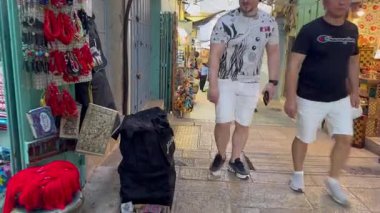 Kudüs, İsrail, 23 Ekim 2025 'te, genç adamlar kalabalık bir Eski Şehir Çarşısı' nda yürür, her türlü ürünü satarlar..