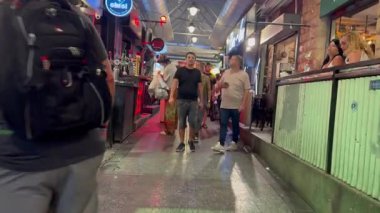 Kudüs, İsrail, 23 Ekim 2025, Mahane Yehuda Pazarı. Müşteriler meyve ve sebze alırken kadınlar açık bir kafenin yanında dans ediyor..