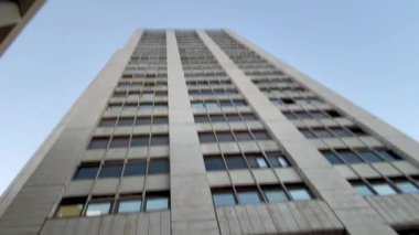 Kudüs, İsrail, 23 Ekim 2025, Lömi Bankası gökdeleni, bir ulusal ofis binası, düşük açılı bir perspektiften yukarı bakıyor..