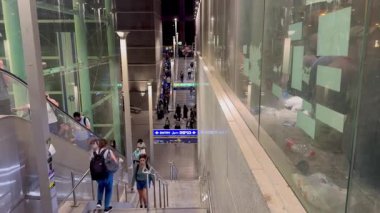 Kudüs, İsrail, 2 Mart 2025, Kudüs 'teki İzak Navon Tren İstasyonu' ndan çıkan insanlar bekliyor, konuşuyor ve yürüyen merdivenlere biniyor..