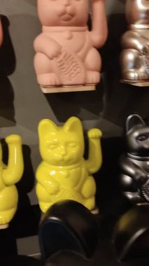 Maneki-neko, sahibine şans getirdiğine inanılan seramikten yapılmış bir Japon biblosu. Heykel, yukarı ve aşağı hareket eden pençeli bir kediyi tasvir ediyor. Hatıra..