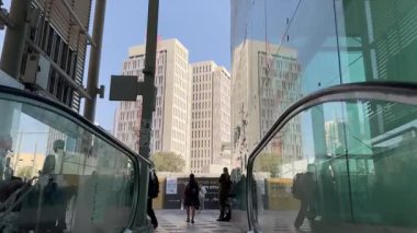 Kudüs, İsrail, 23 Ekim 2025 'te Yitzhak Navon Kudüs Tren İstasyonu' ndaki yürüyen merdivenden inşaat çalışmaları ve önlerindeki gökdelenlerin manzarası ile kamera beliriyor..