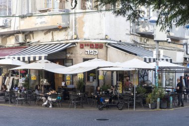 Tel Aviv, İsrail, 28 Ekim 2025, Paamaim Cafe. Şehir sokağının köşesinde açık alan olan bir köşe kafe..