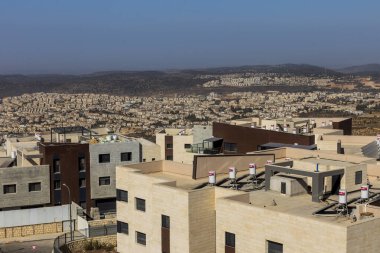 Gush Etzion, İsrail. 31 Ekim 2025, Mitzpor HaElef 'in tepesinden panoramik manzara, kibbutzim' i, yakınlardaki yerleşim yerlerini ve uçsuz bucaksız çölleri gösteriyor..