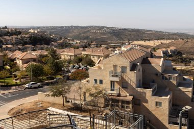 Gush Etzion, İsrail. 31 Ekim 2025, Mitzpor HaElef 'in zirvesinden Kibbutzim, yerleşimci toplulukları ve çevresindeki çöl manzarası.