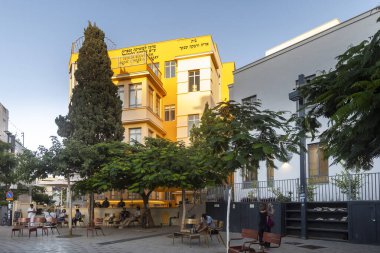 Tel Aviv, İsrail, 28 Ekim 2025, Bialik Meydanı. Yeni açılan Alger 's Cafe, beyaz şemsiyeler altında içki içip sohbet eden ziyaretçileri cezbediyor..