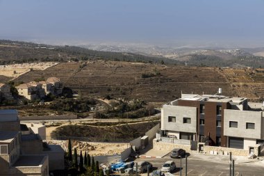 Gush Etzion, İsrail, 31 Ekim 2025, Engebeli, sert teraslı, modern, blok tarzı apartmanlara zıt görüşlü,