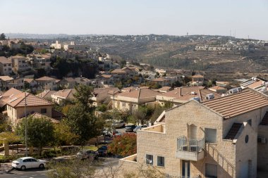 Gush Etzion, İsrail 31 Ekim 2025, panoramik manzara, açık renkli taş cepheli ve kiremitli çatıları olan evler.,