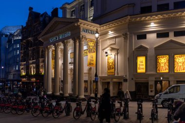Londra, İngiltere, 23 Kasım 2025 alacakaranlıkta Lyceum Tiyatrosu 'nun neoklasik cephesi 
