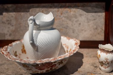 Kahverengi çiçek desenli antika beyaz seramik sürahi ve leğen..