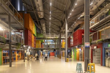 Tel Aviv, İsrail, 6 Ekim 2025, renkli nakliye konteynırları dükkan ve tezgahlara dönüştürülmüş kapalı pazar veya gıda salonu. Jaffa Limanı 'ndaki Konteyner Evi (Beit HaMikholot) 