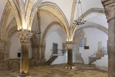 Kudüs, İsrail, 9 Ekim 2025, Cenacle 'ın içi (son akşam yemeği odası) zion Dağı' nda, taş sütunlar tarafından desteklenen gotik kaburga kasaları, beyaz duvarlar ve üst odaya çıkan merdivenlerle desteklenen.