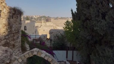 Kudüs, İsrail, 6 Kasım 2025, El-Aksa, Kutsal Şerif olarak da bilinen Tapınak Dağı 'nda bulunan İslami dini yapılardan oluşan bir kompleks. Cami manzarası ve batı duvarının yanındaki mezarlık..