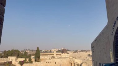 Kudüs, İsrail, 6 Kasım 2025, El-Aksa, Tapınak Dağı 'ndaki dini binaların ve Kutsal Şerif' in yerleşkesidir. Batı Duvarı tarafından cami ve mezarlık manzarası..