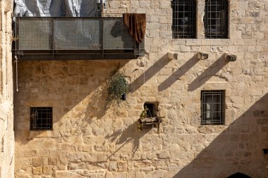 Kudüs taşı, duvar, mimari, detay, doku, taş, güneş ışığı, gölgeler, pencereler, parmaklıklar, tarihi, eski şehir, ortadoğu, bina, cephe, kırsal, antik, kentsel, sarı, çatlak