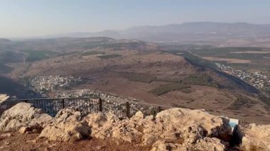 Tiberias, İsrail: Galilee Denizi 'ne bakan Arbel Doğa Rezervi' nden yükseltilmiş panoramik manzara, kıyı boyunca yollar, tarlalar ve tatil beldeleri.