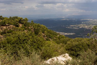 Carmel Dağı 'ndaki Carmelite Manastırı' ndan yoğun nüfuslu bir vadi üzerinde kara bulutların altında.