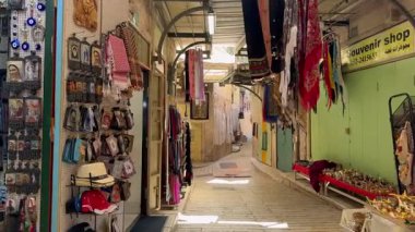 Nasıra, İsrail, 18 Kasım 2025 Ev eşyaları, giysiler ve Bazilika yakınlarındaki hediyelik eşya satan bir pazarın ara sokaklarına bakın.