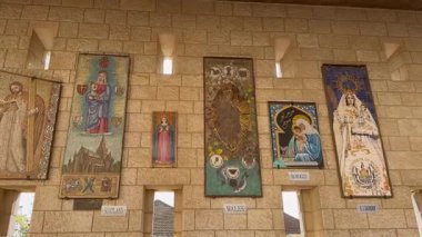 Nasıra, İsrail, 18 Kasım 2025 Meryem Ana Bazilikası ve Meryem Ana ve bebek İsa 'nın çeşitli ikonlarının yer aldığı uluslararası mozaik avlusu..