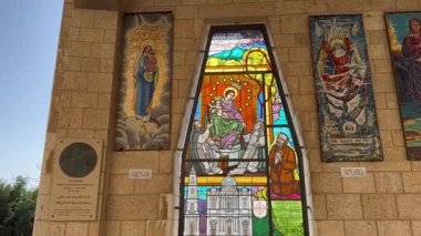 Nasıra, İsrail, 18 Kasım 2025 Meryem Ana Bazilikası, Vietnamlı ve Tayland tarzı mozaiklerin yer aldığı, dünyanın dört bir yanındaki Katolik topluluklardan Mary ve İsa 'nın sanat eserlerinin sergilendiği bir avlu..