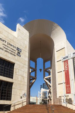Tel Aviv, İsrail, 5 Temmuz 2025, Tel Aviv Sahne Sanatları Merkezi (TAPAC), Golda Sahne Sanatları Merkezi olarak da bilinir. Mavi gökyüzü