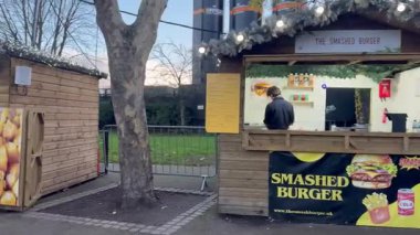 Londra, İngiltere, 6 Aralık 2025 Güney Şeria Noel pazarı. İnsanlar dolaşır, yiyecek alır, hediyelik eşya ve yiyecek dükkanlarında eşyalar ararlar..