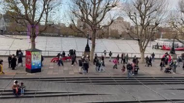 Londra, İngiltere, 5 Aralık 2025 Hafta sonu South Bank boyunca yürüyen insanlar, keyifli havanın tadını çıkarıyorlar.
