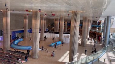 Tel Aviv, Ben Gurion Havaalanı, İsrail, 5 Aralık 2025. Terminal 3 'teki varış alanı. Çıkışta yolcu bekleyen insanlar ikinci kattan vuruldu..