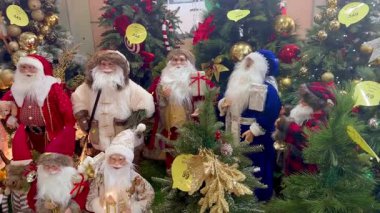 Hayfa, İsrail, 5 Aralık 2025 Noel ve Yeni Yıl için Noel Baba figürleri, ren geyiği ve bayram süslerinin yer aldığı bir hediyelik eşya dükkanı..