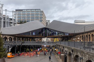 Londra, İngiltere, 6 Aralık 2025, Coal Drops Yard Londons Kings Cross bölgesinde bir alışveriş merkezidir. Kings Cross ve St Pancras istasyonlarına yakındır..
