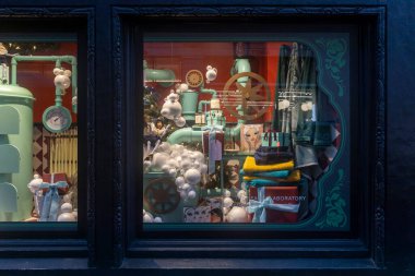 Londra, İngiltere, 6 Aralık 2025, Bir Özgürlük Dükkanı. Nane yeşili, beyaz kartopları, hediye kutuları ve bir yığın canlı havluyla çevrili fantastik makine benzeri bir Noel vitrini. 