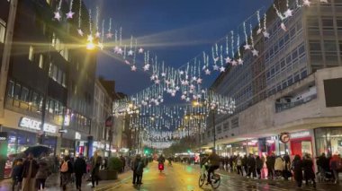 Londra, İngiltere, 6 Aralık 2025, Oxford Caddesi 'ndeki Noel yıldızı şekilli ışık tesisleri. Kalabalık yoğun saatlerde alışveriş ve eve akın ediyor..