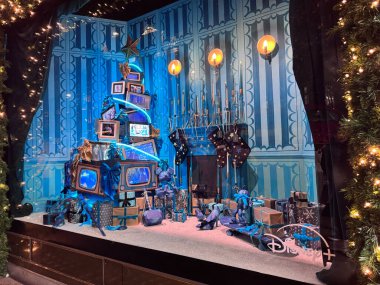 Londra, İngiltere, 7 Aralık 2025, Selfridges 'in Küçük Denizkızı' ndan esinlenilmiş Noel penceresi, klasik televizyonlardan yapılmış mavi ışıklı bir ağaç, deniz temalı görseller, 