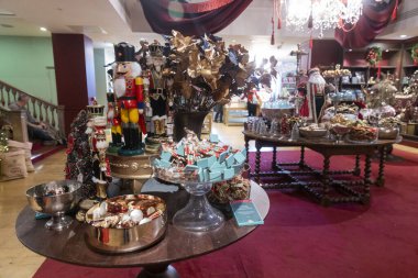 Londra, İngiltere, 13 Aralık 2025, Fortnum ve Mason mağazası. Şenlikli Noel mağazasının geniş manzarası fındıkkıranlarla sergileniyor