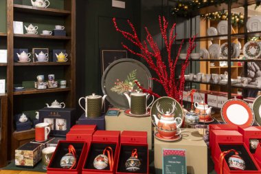 Londra, İngiltere, 13 Aralık 2025, Fortnum ve Mason mağazası. Yeşil raflarda şenlik sofra takımı ve süslemeleri olan lüks Noel hediyesi bölümü..