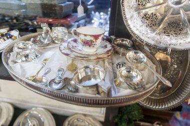 Gümüş tepside sergilenen çiçek porselenli çay seti ve çay tabağı..