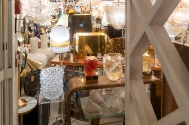 Londra, İngiltere, 2 Aralık 2025, lüks lambalar ve özel tasarım cam vazoların sergilendiği lüks bir aydınlatma mağazasının içi.