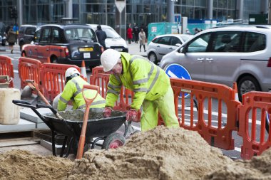 Kimliği belirsiz işçi Liverpool Street'in yakınlarında kaldırım değiştirme