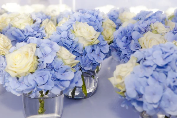 Gözlük Vazoda beyaz gül ve mavi ortanca güzel ve narin buket — Stok fotoğraf