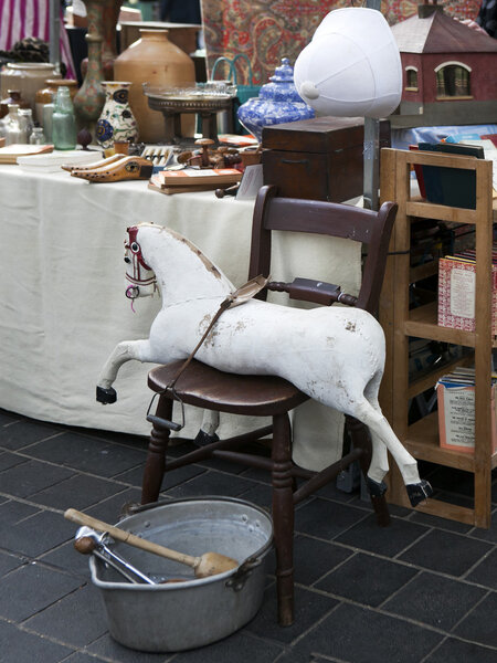 Блошиный рынок со старомодными товарами демонстрируется в Лондоне
