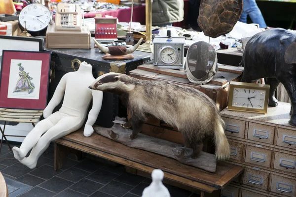 Mercado de pulgas com produtos antiquados exibidos na cidade de Londres — Fotografia de Stock