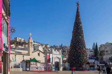 Nasıra, İsrail, 24 Aralık 2025, Dev Noel ağacı ve Anonim Yunan Ortodoks Kilisesi