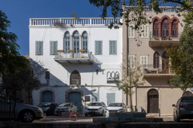 Nasıra, İsrail, 24 Aralık 2025, Nasıra 'da taştan bir binanın yanında üç kemerli pencereleri ve balkonu olan geleneksel bir mimari.