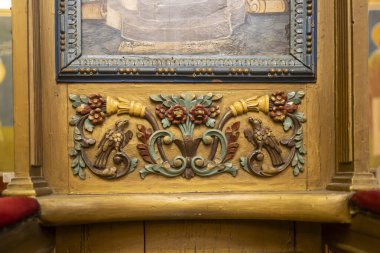 Nasıra 'da bir kilise tahtı veya ikonostaz üzerinde iki kuş ve çiçek motifi bulunan altın ahşap bir oymanın ayrıntılı görüntüsü