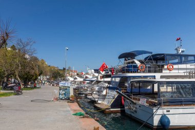 İstanbul, Türkiye, 23 Mayıs 2025, liman, açık mavi gökyüzünün altında rıhtım boyunca demirlemiş yatlarla geziniyor,