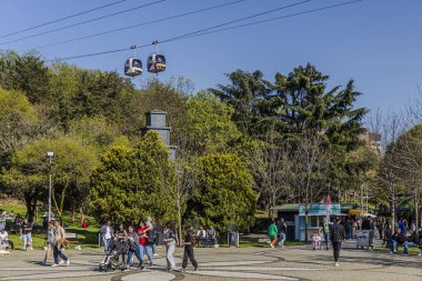 İstanbul, Türkiye, 5 Mayıs 2025, Macka Demokrasi Parkı 'nda TF1 Macka-Taskisla Hava Kablo Otomobil Hattı' nın gondollu teleferikleriyle yürüyen insanlar,