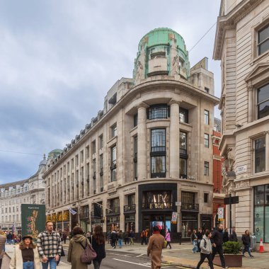 Londra, İngiltere, 7 Aralık 2025, Londra Regent Caddesi 'nde tarihi bir köşe binasının mimarisi klasik sütunlar ve turkuaz bir kubbe içeriyor.