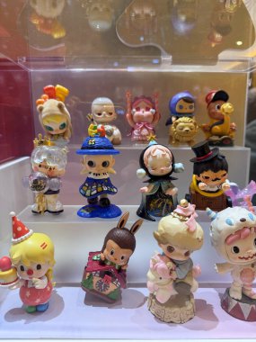 Londra, İngiltere, 5 Aralık 2025 Pop Mart 15. Yıl dönümü şerefine The Moment 'i kutluyoruz. Dimoo, Sulugöz ve Skullpanda gibi çeşitli Pop Mart karakterlerini içermektedir..