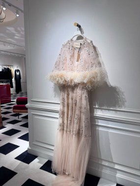 Londra, İngiltere, 5 Aralık 2025, Lüks tasarımcı gelinlik Valentino duvarda asılı pembe işlemeli dantel şal fildişi tüy tüyü etek butik butik iç çamaşırı
