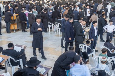 Kudüs, İsrail, 15 Şubat 2026, Ortodoks Yahudilerin Kudüs 'teki Batı Duvarı' nda dua edip okudukları büyük bir toplantı..